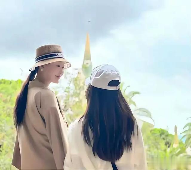 王小骞一家三口西班牙逍遥游,矮小症女儿身高飞跃,穿搭早熟?