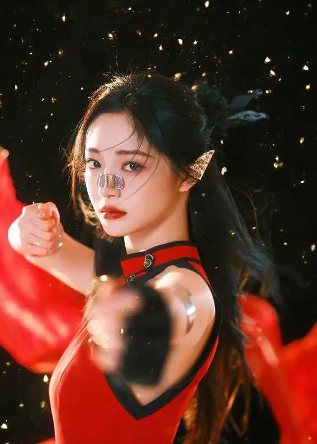 周洁琼颜值封神！百变风格焊在身上的氛围感天花板