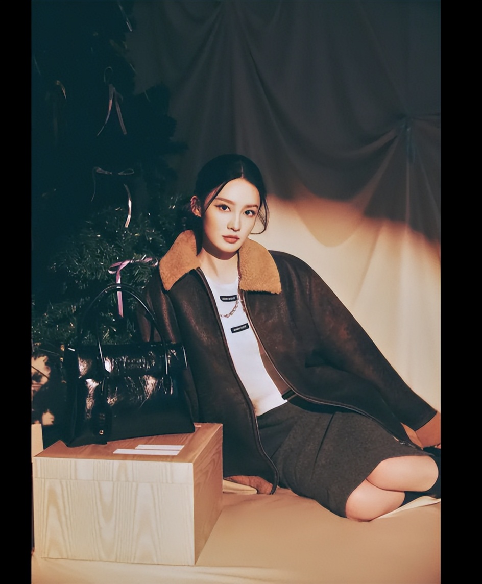 李沁灰色皮衣搭配长靴，身材超好，女王范十足！