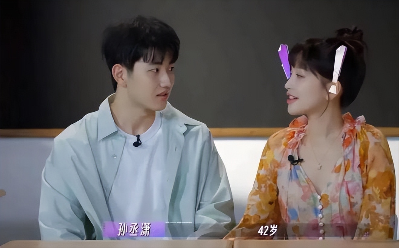 满是心酸！42岁著名歌手靠商演维持收入，宾客只顾吃席没人搭理