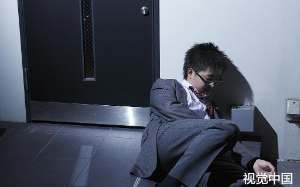 只因我将竹马的裙子划坏，老婆就把我关进阁楼学乖，等我快死时她哭着求我原谅