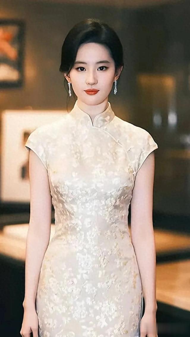 当38岁刘亦菲和37岁景甜同穿旗袍,身材在气质面前,根本不值一提