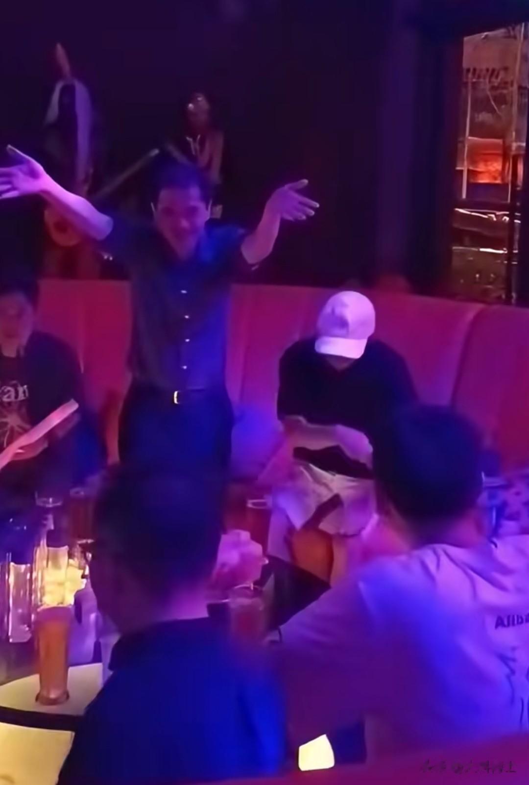 马云深夜现身杭州酒吧，用大扎啤杯，重要高层陪同，心情大好