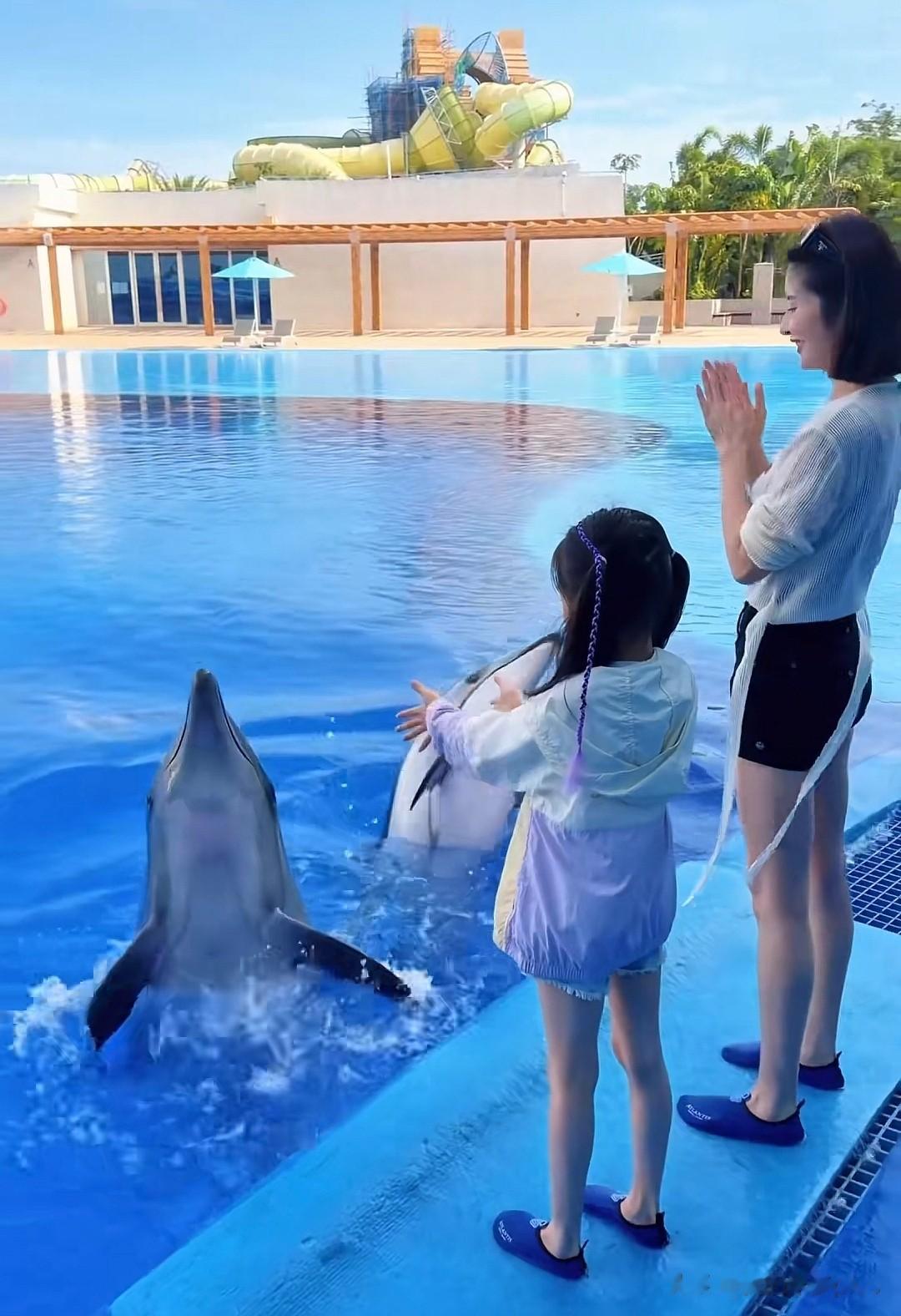 付辛博老婆三亚度假，7岁女儿很瘦，个子高，颖儿年轻苗条像姐姐