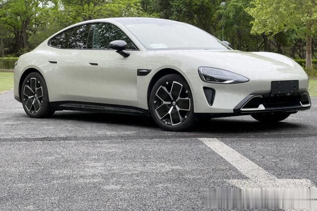 外媒試駕小米 SU7：平替王者抄襲怪，雷軍狠到家了，他敢打兩折！