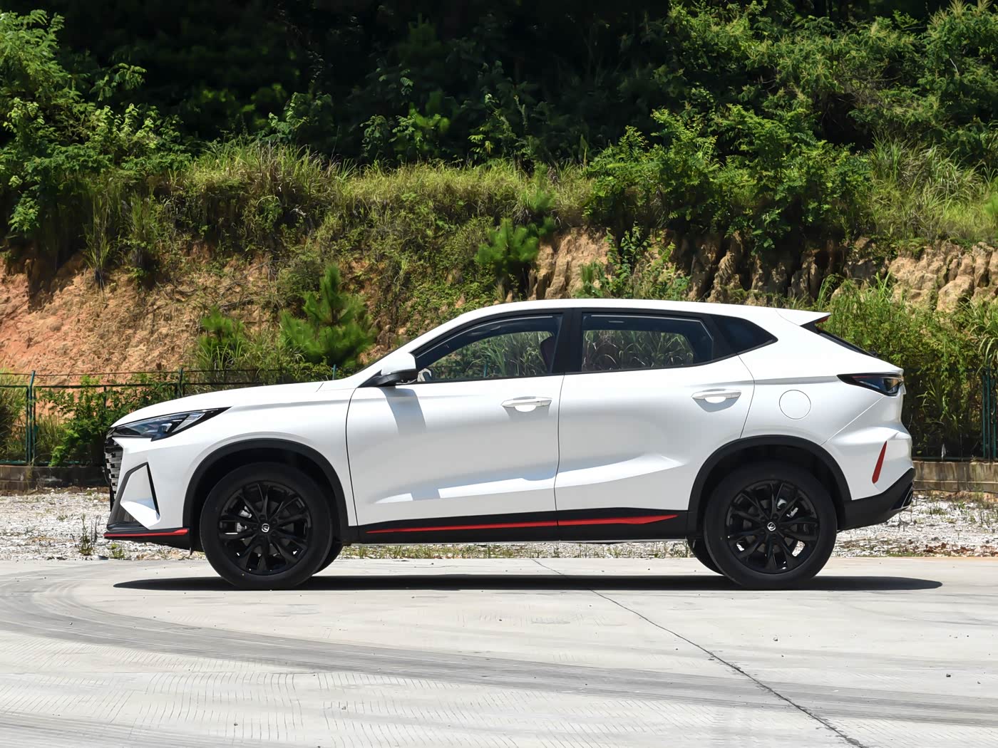 长安全新SUV上市，限时5.99万起售，年轻动感外观，配1.5T新蓝鲸