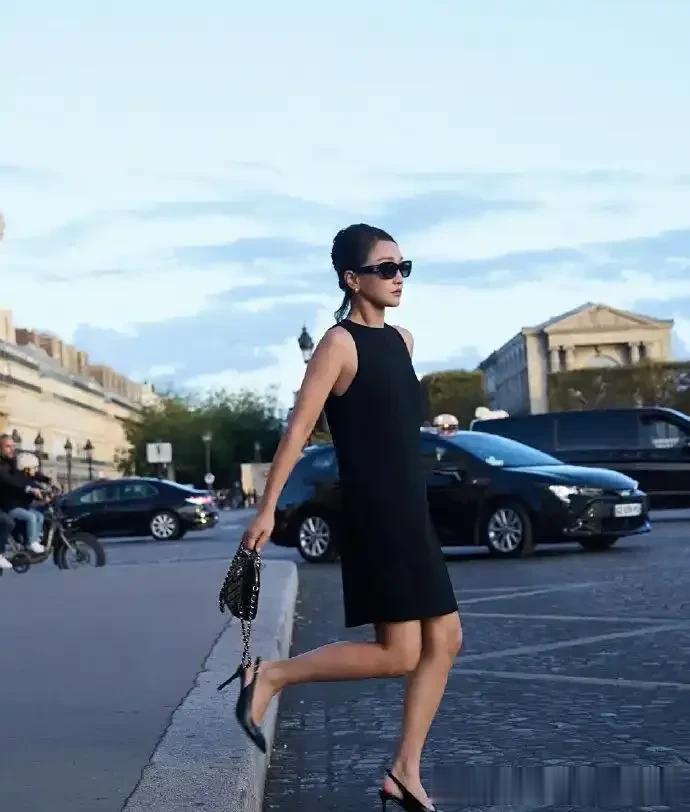 周迅不愧是人间香奈儿，小黑裙+黑皮衣穿的优雅大方！尽显高级感