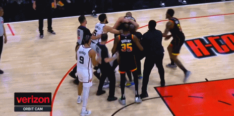 太阳火箭爆发冲突！打架锁喉抱摔堵更衣室！杜兰特绝望透了！