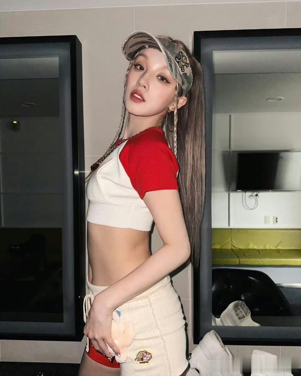 宋雨琦潮酷运动风写真，红白衣装搭配个性配饰，尽显活力嘻哈范