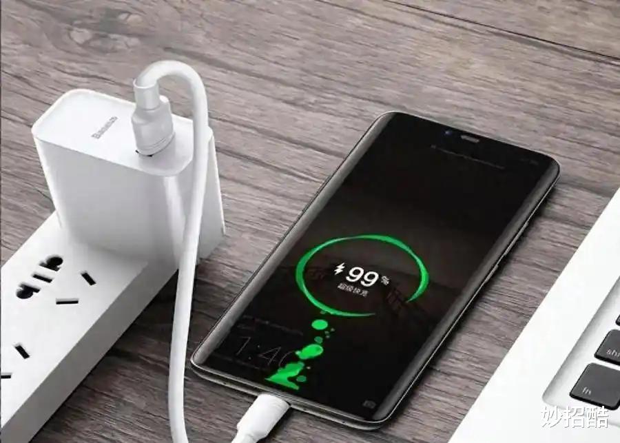 不管什么手机,切记不要这样充电,否则手机就离“报废”就不远了