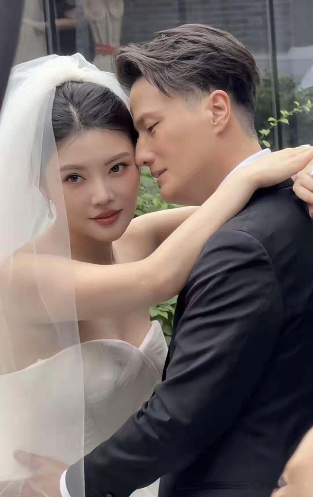 35岁徐冬冬晒冰雪婚纱照，50岁尹子维看直眼，分手4年追妻终圆梦