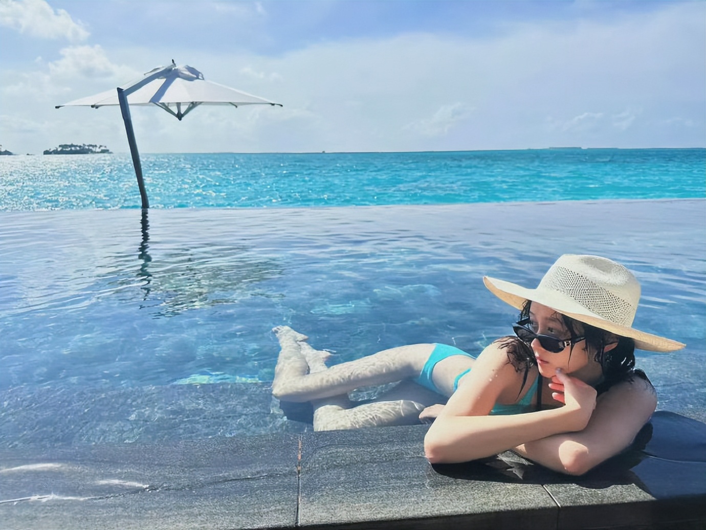 关晓彤罕晒素颜游泳美照，穿泳装全身零赘肉，腰臀比太绝了