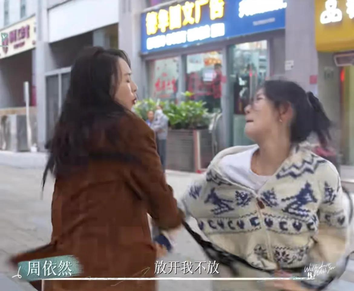 张译宠着、黄渤护着,被曝“打哭童瑶”的她,什么来头?