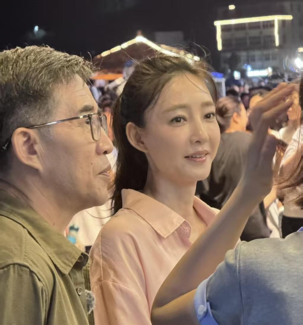 王丽坤参加电影展，她穿斜肩礼服很优雅，许久未露面状态还是很好