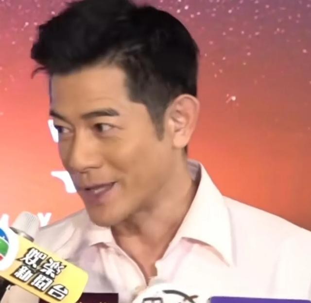 方媛深夜晒照祝郭富城父亲节快乐，一个细节疑暴露三胎孩子性别