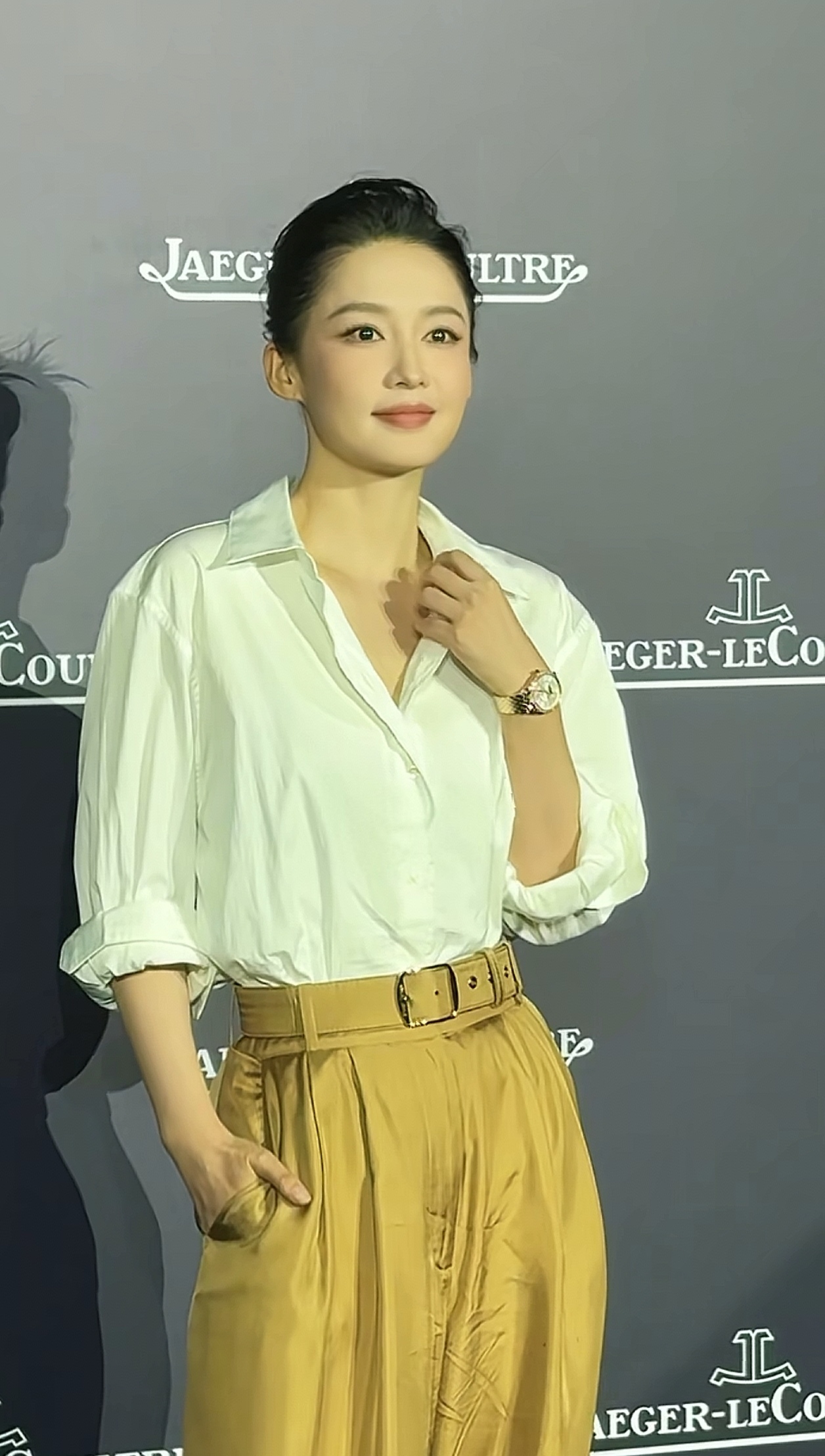 李沁气质绝佳，妆造简单又高级，她跟孟晚舟一样的国泰民安的脸型