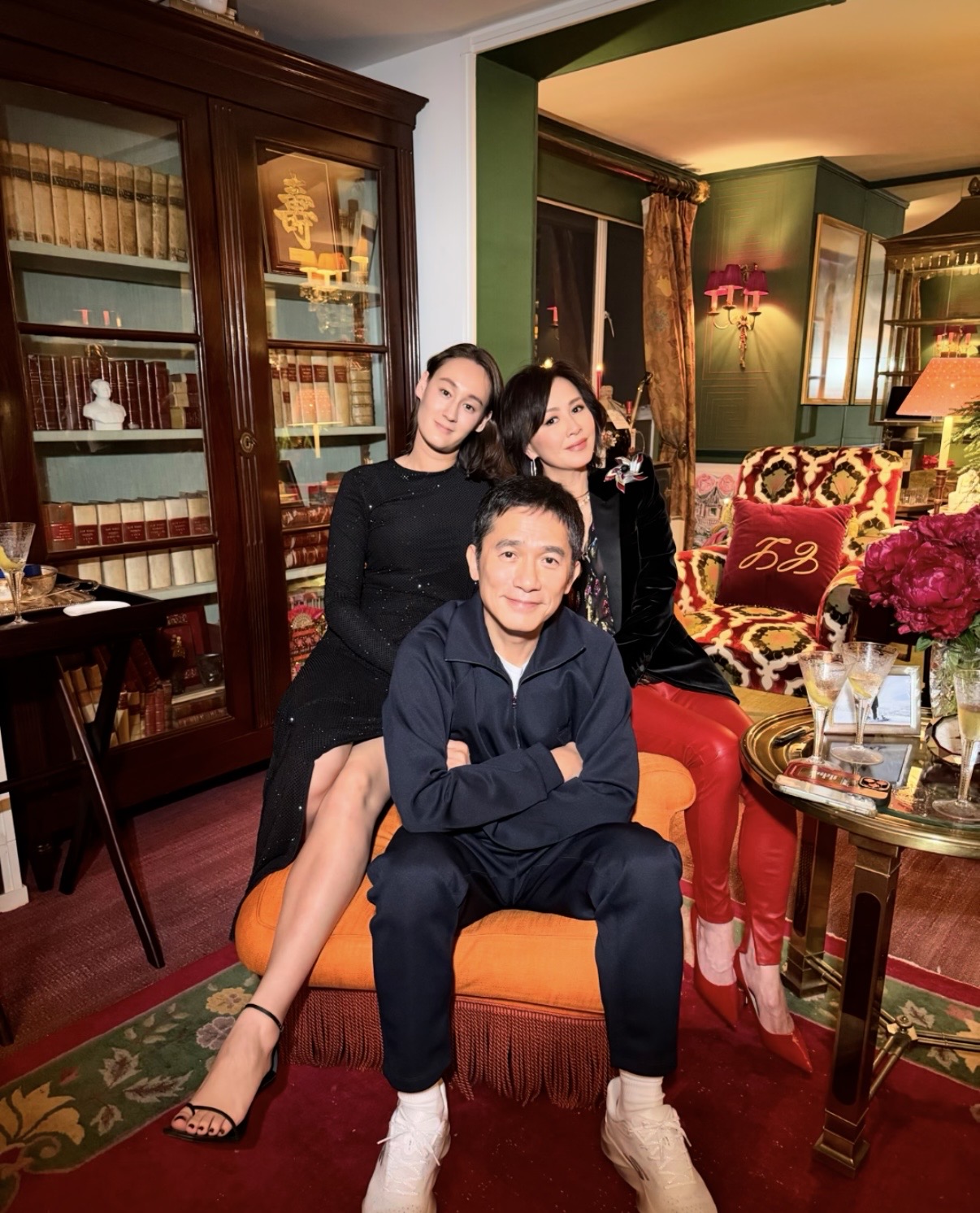 刘嘉玲夫妇在豪宅跨年，80岁刘妈妈打扮贵气好慈祥，弟弟全家也在