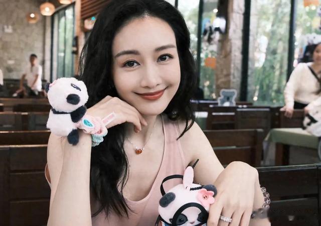 王鸥女儿首次曝光!还被偶遇看何九华话剧,去父留子之说立不住了