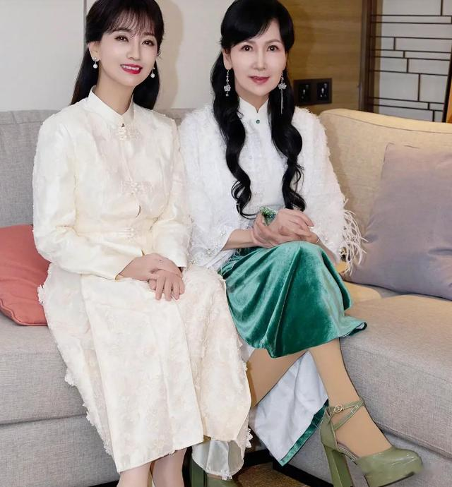 赵雅芝直播间被骂一把年纪还出来卖笑,气得手发抖还坚持介绍产品