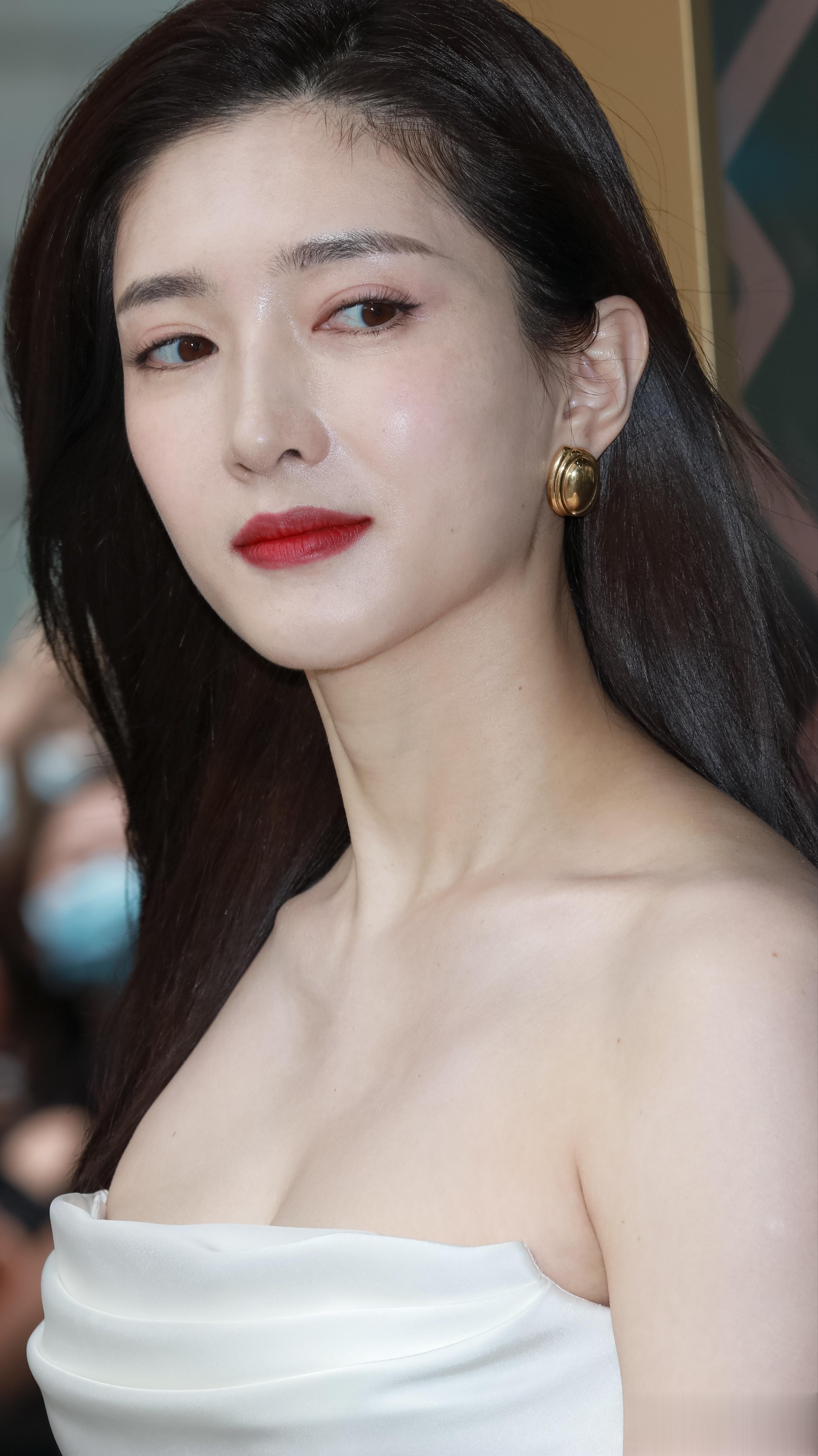 江疏影随然人红戏不红，但也是娱乐圈的颜值担当！