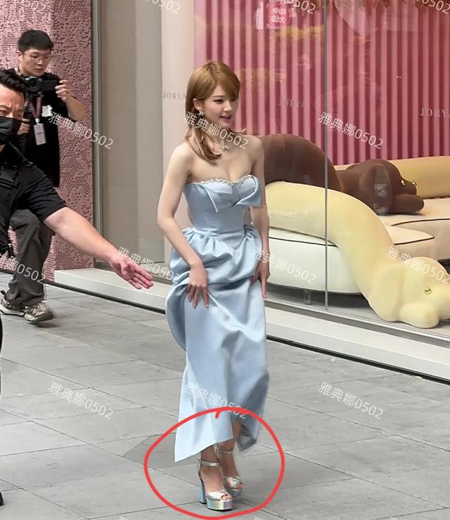 给赵露思当活动主持人真不容易，为了凸显她主持人只能穿平底鞋!