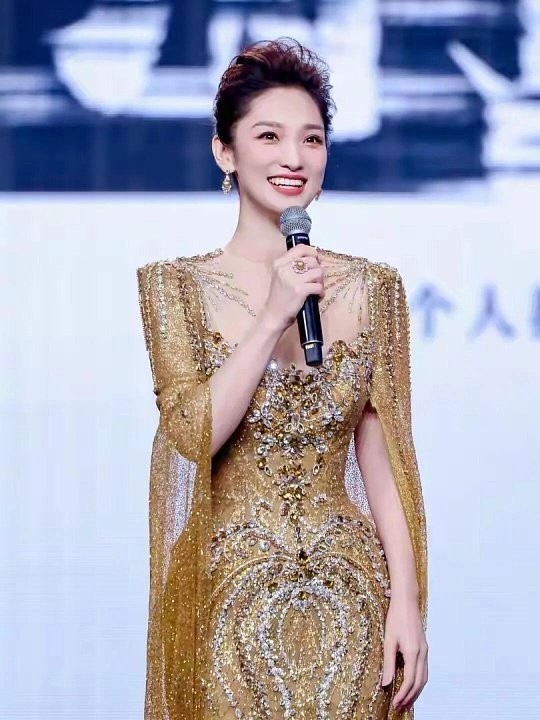 央视这一晚，44岁谢娜被33岁蓝羽秒了，原来女性的气场与年龄无关