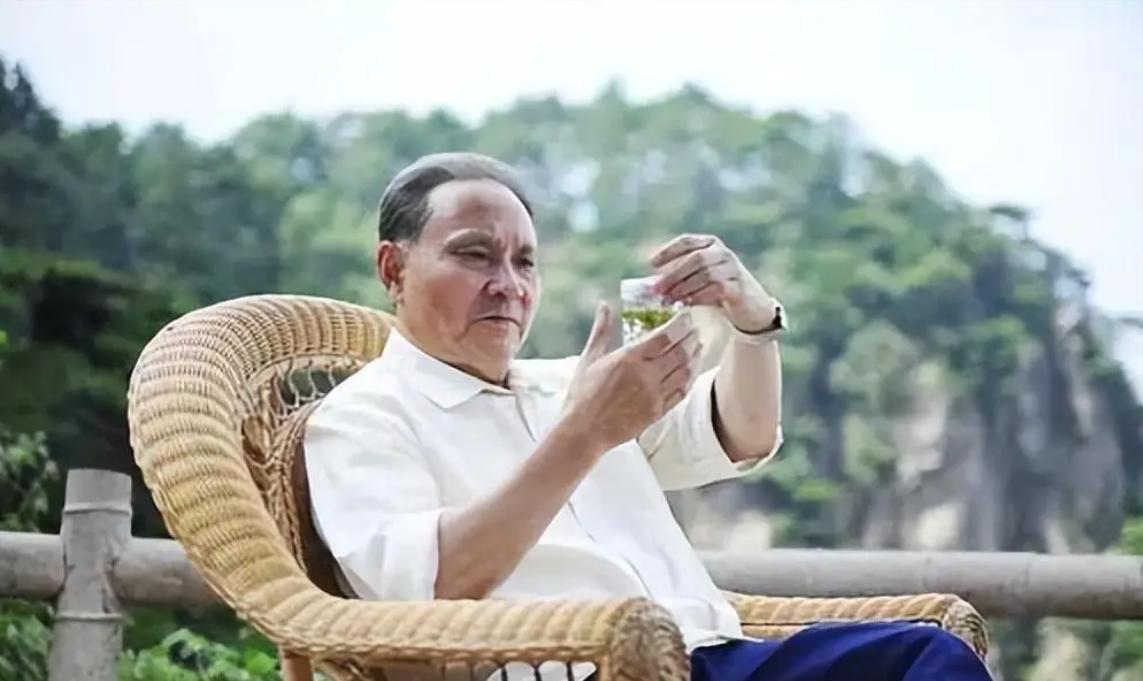 卢奇：演邓小平最像的演员，妻子车祸后不离不弃，女婿也是演员