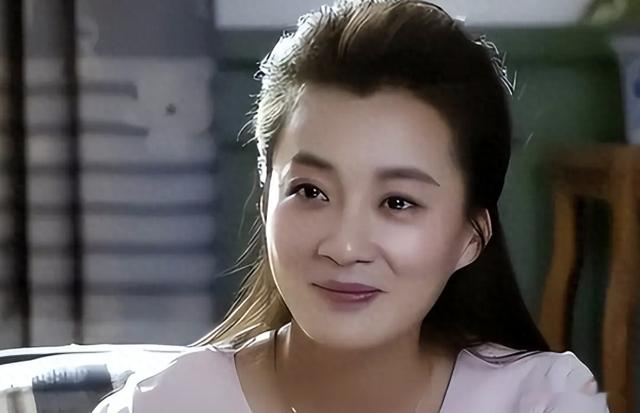 女演员与他同居5年，将美好的年华都给了他，他却转头娶了闺蜜