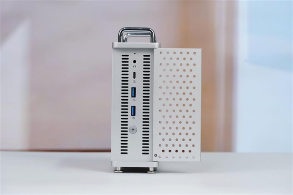 致敬蘋果Mac Pro刨絲器！奧睿科Omini Pro迷你機圖賞