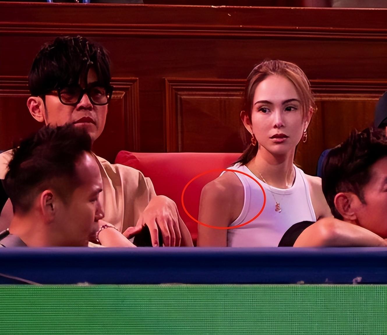 52岁董卿现身上海看网球,皮松肉垮一脸苦相,中年发福丰腴不少。