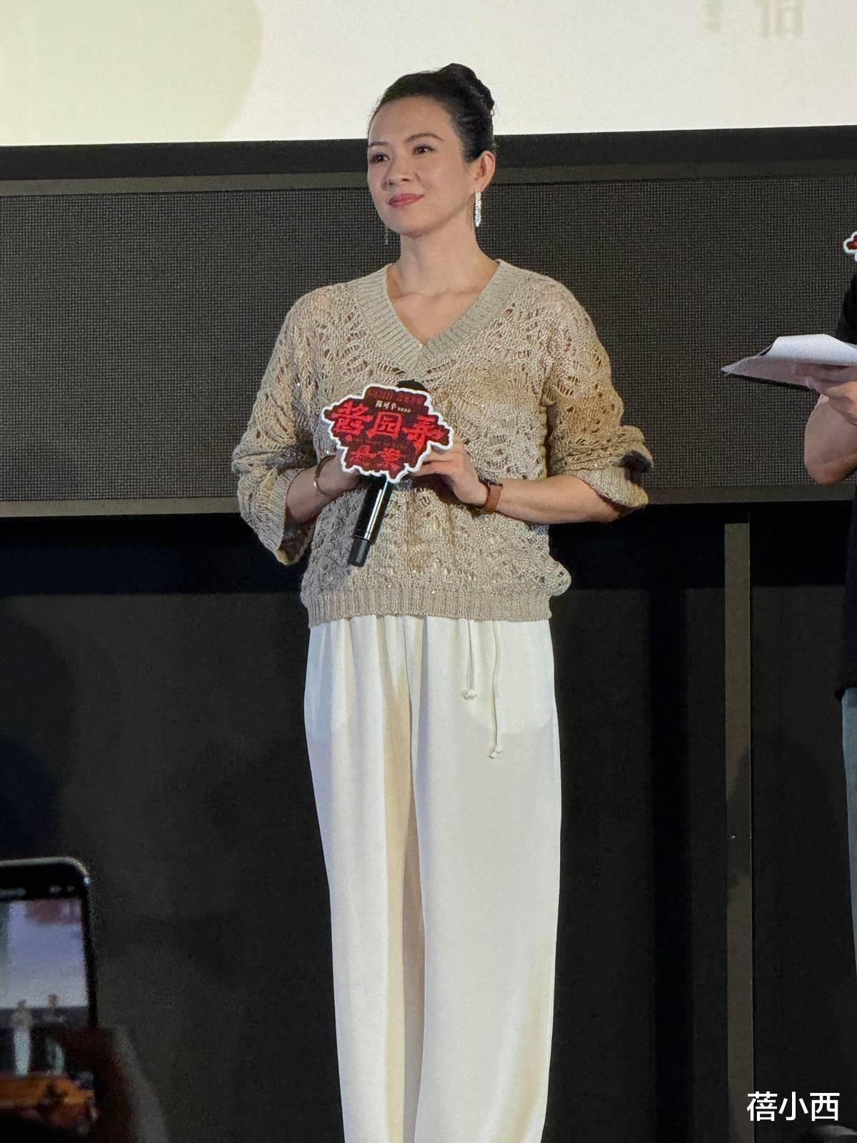 46岁章子怡增肥后更漂亮,穿针织衫+白裤好显贵,美到差点认不出