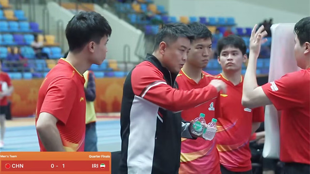 林诗栋犯老毛病！伊朗打乱节奏，梁靖崑专心听战术，小石头却分神