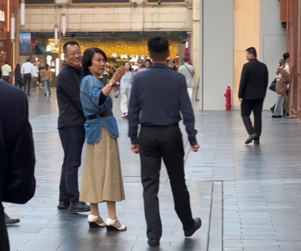 71岁董明珠现身武汉街头，穿牛仔束腰指导工作，眼神凌厉消瘦不少