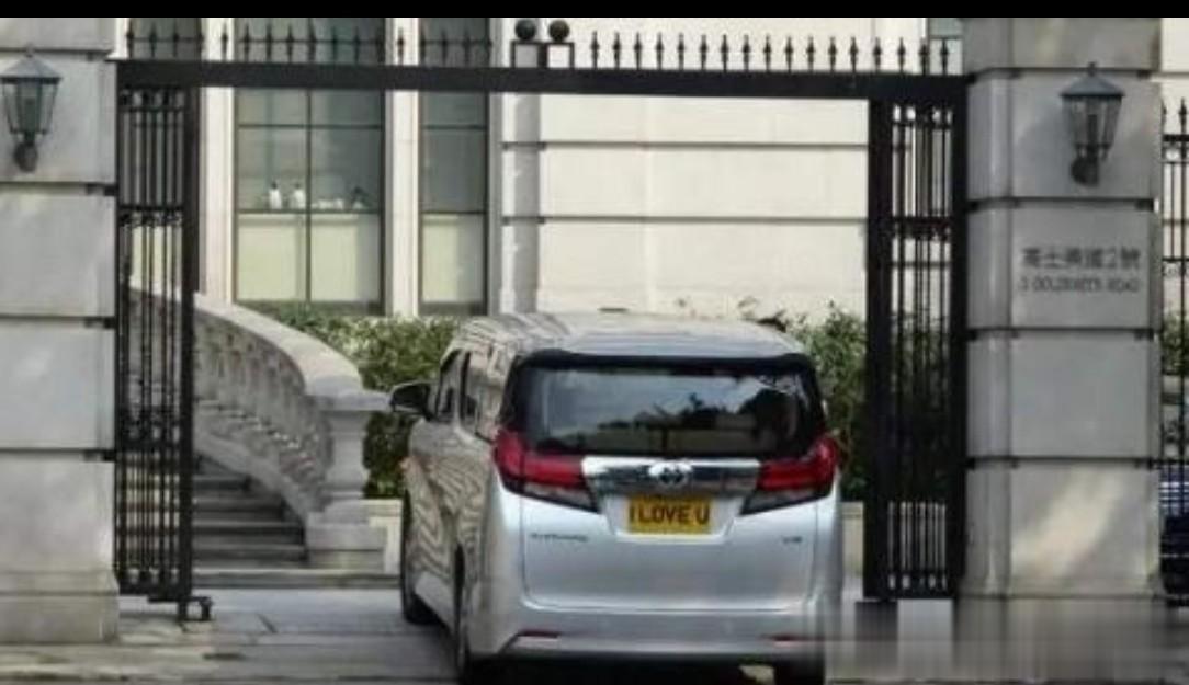 阔太甘比扎双马尾俏皮出镜，不用陪刘銮雄格外放松！少女像18岁