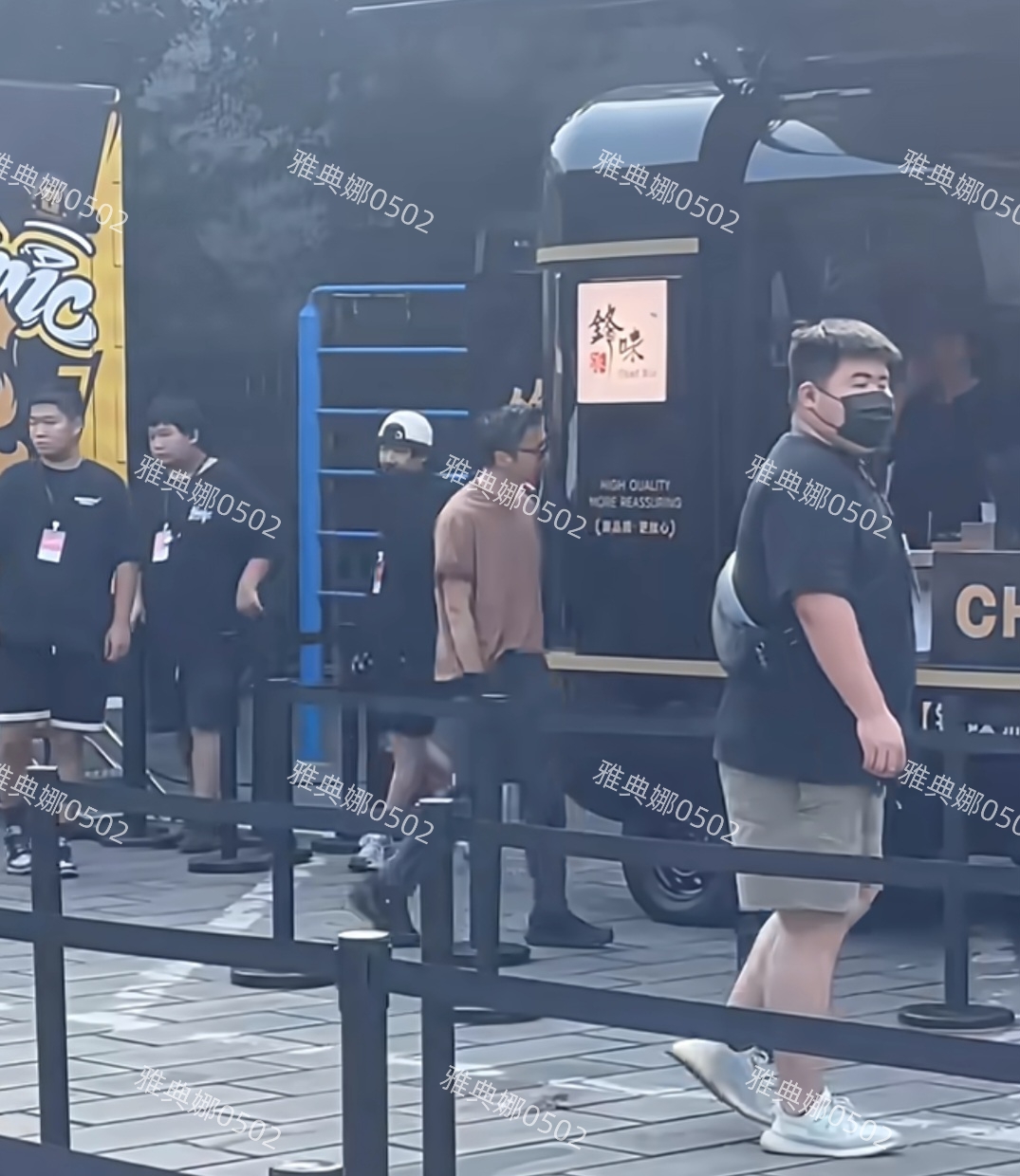 谢霆锋在舞台上很酷巨星范儿十足，本人却小小一只帅气年轻随和