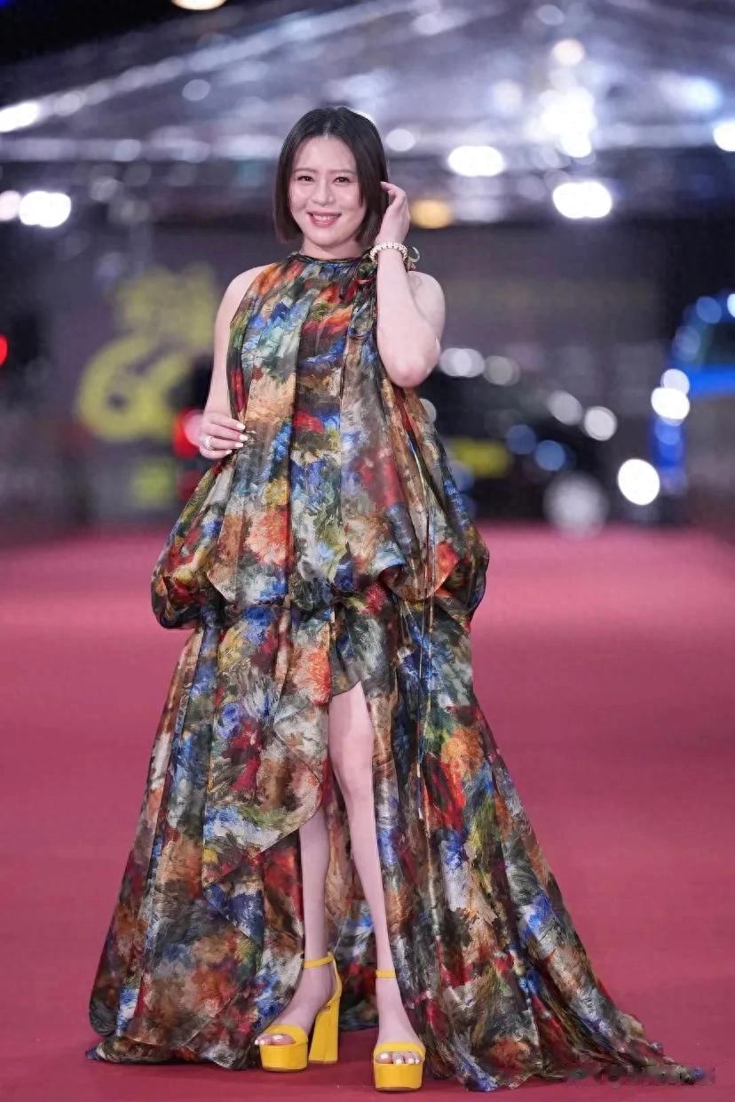 37岁刘品言挺八月巨肚惊现活动现场！全场惊呆，这状态太绝了！