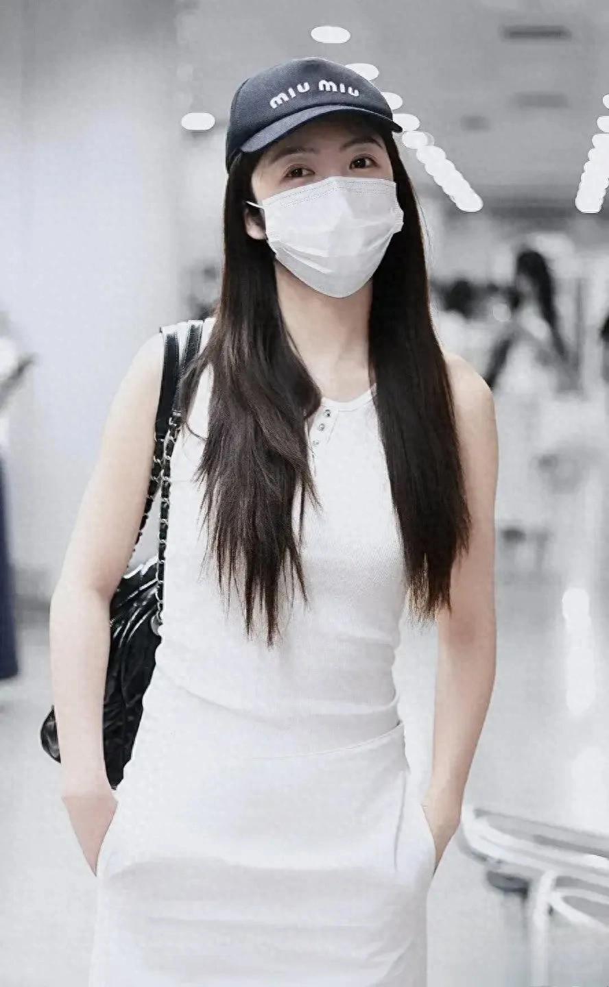 蔡文静机场出行，简约白色系穿搭好清新，美出新高度