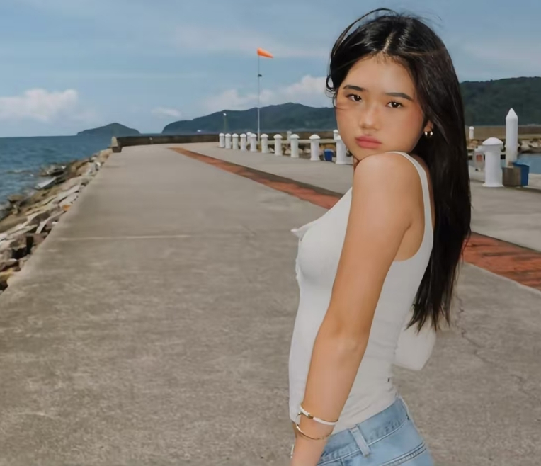 曹格前妻晒女儿近照,15岁Grace长成大美女,打扮成熟好漂亮