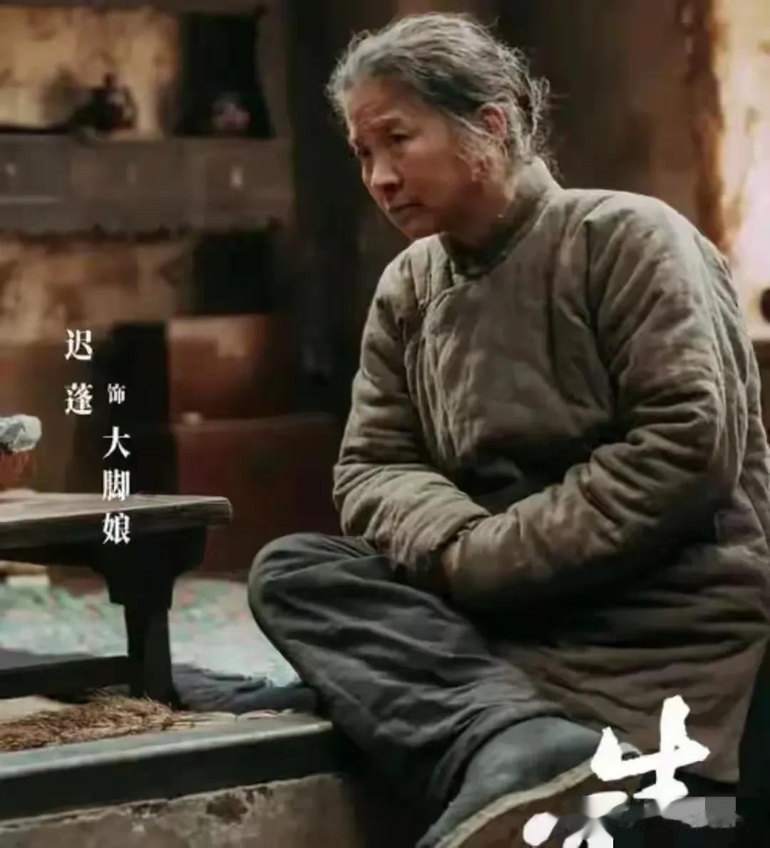 迟蓬在北京面包店被偶遇，她穿着休闲装 头发花白，本人真的好温柔