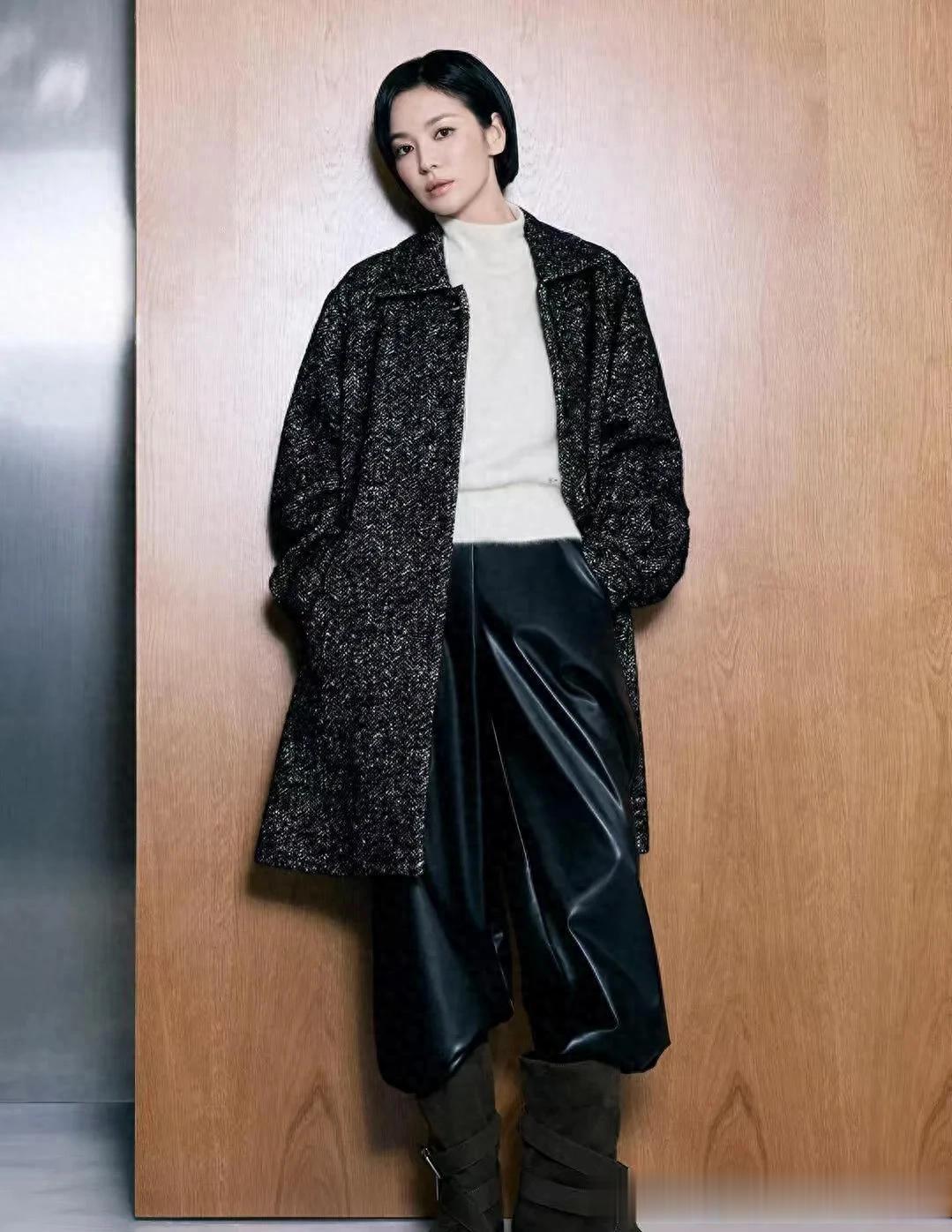 43岁宋慧乔剪了短发大变样！穿黑色大衣+针织衫+皮裤，时髦又高级