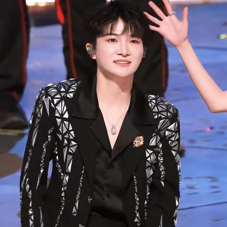 单依纯没想到,合唱风波仅过8天,央媒点名周深,让人刮目相看