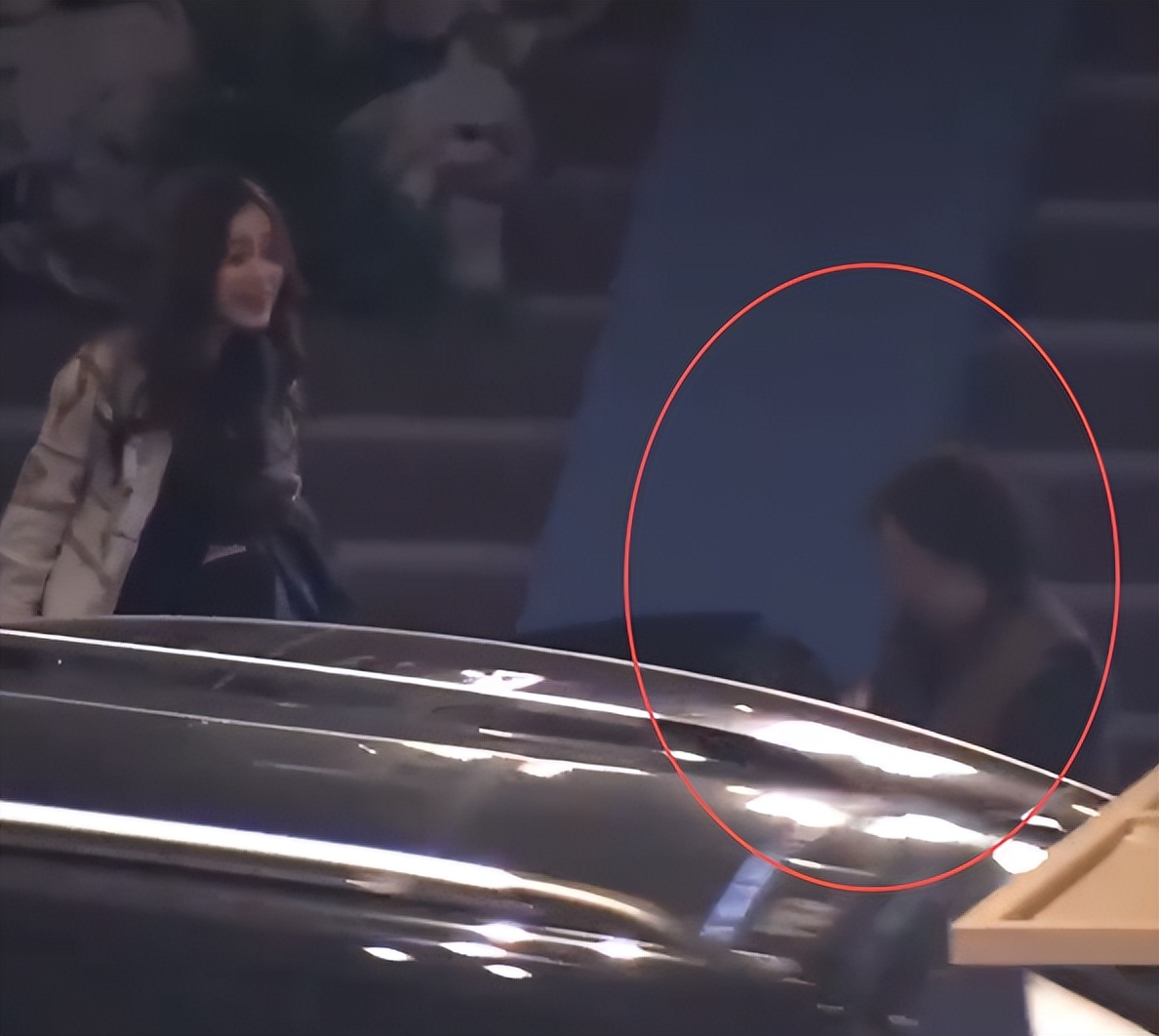 杨颖带娃和黄晓明妈聚餐,生图皮肤白又紧很少女,前婆婆一脸笑意