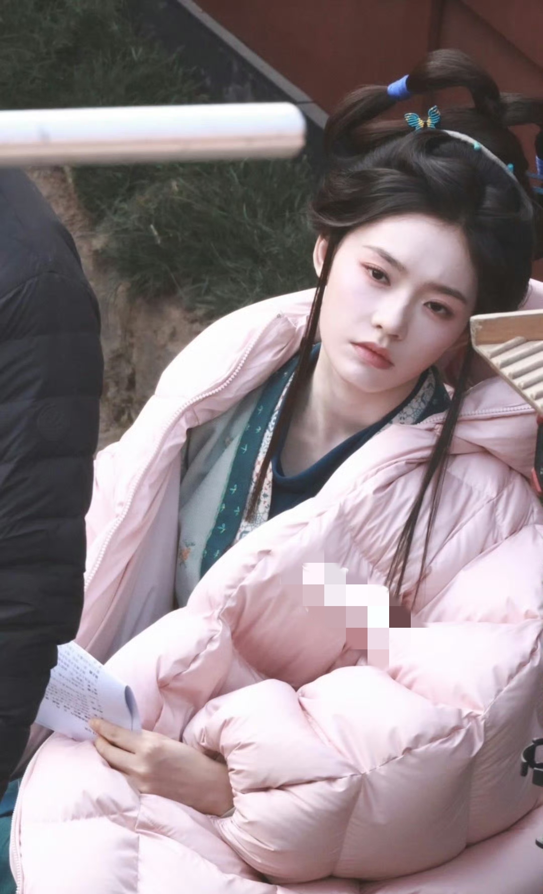 29岁林允大冷天穿着单薄熬夜拍戏，累到神色痛苦吃速效救心丸！