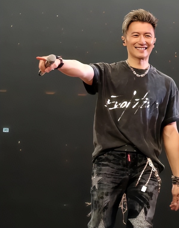 王菲没想到，谢霆锋费尽心机举办演唱会，却被一特殊面孔抢了风头