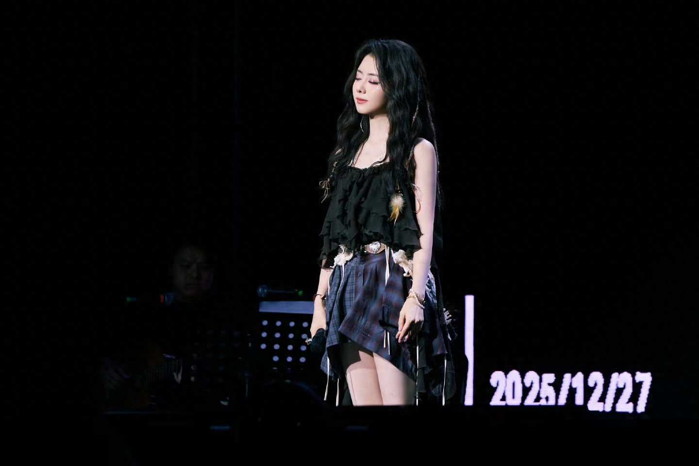 谭松韵舞台筒靴短裙穿搭，活力满满的少女