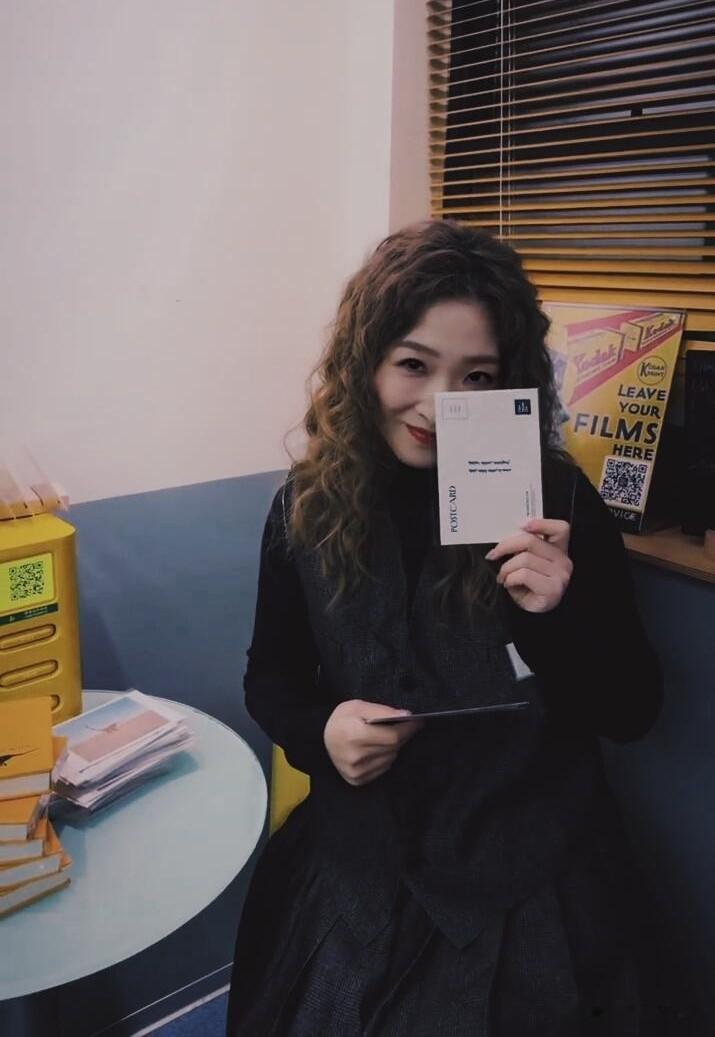 刘诗雯尝试羊毛卷新发型，穿棕色马甲搭配百褶裙，美得温柔又可爱