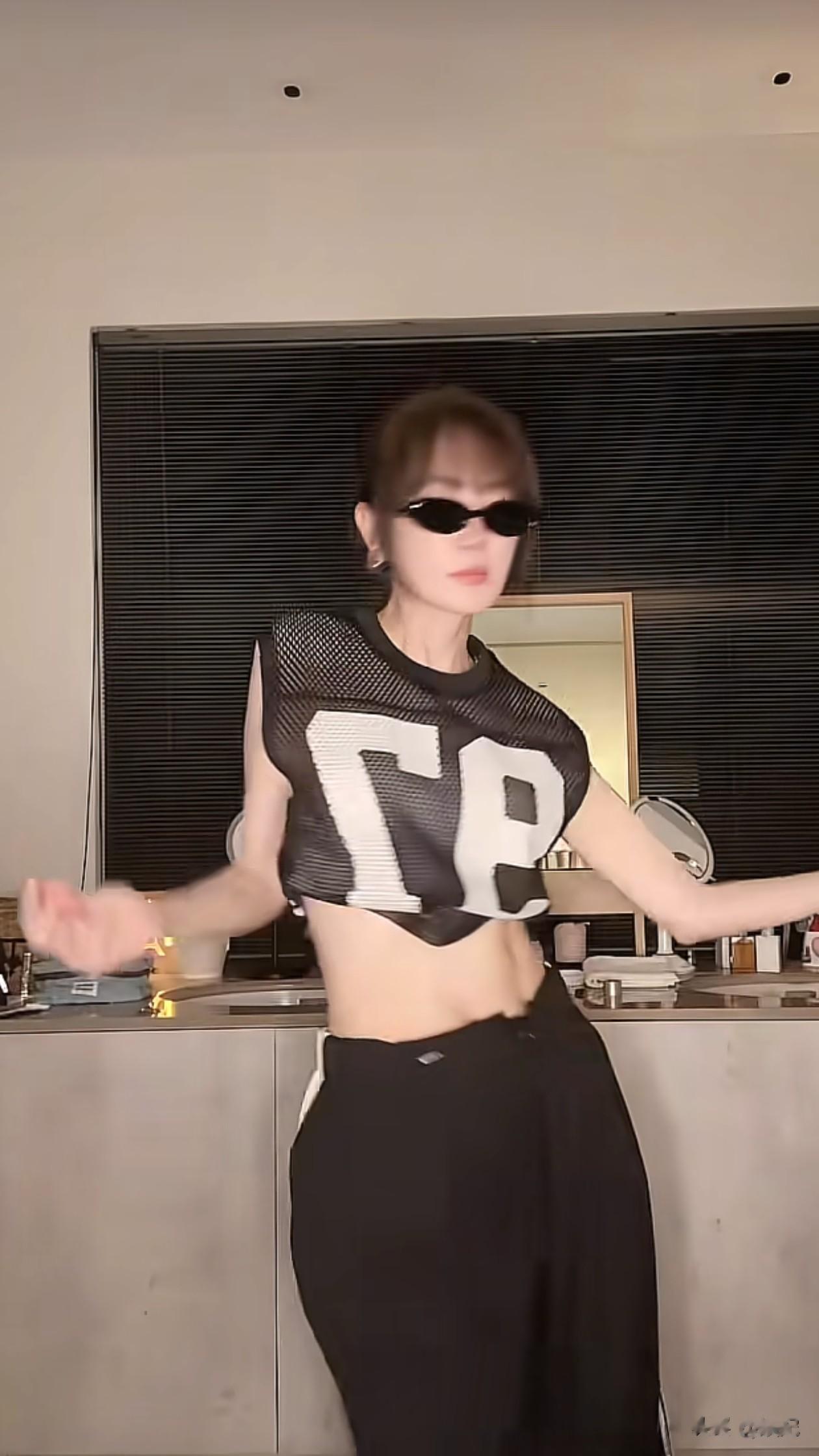 50岁谢金燕跳舞穿搭：背心+休闲裤，露出小蛮腰，身材纤细像30岁