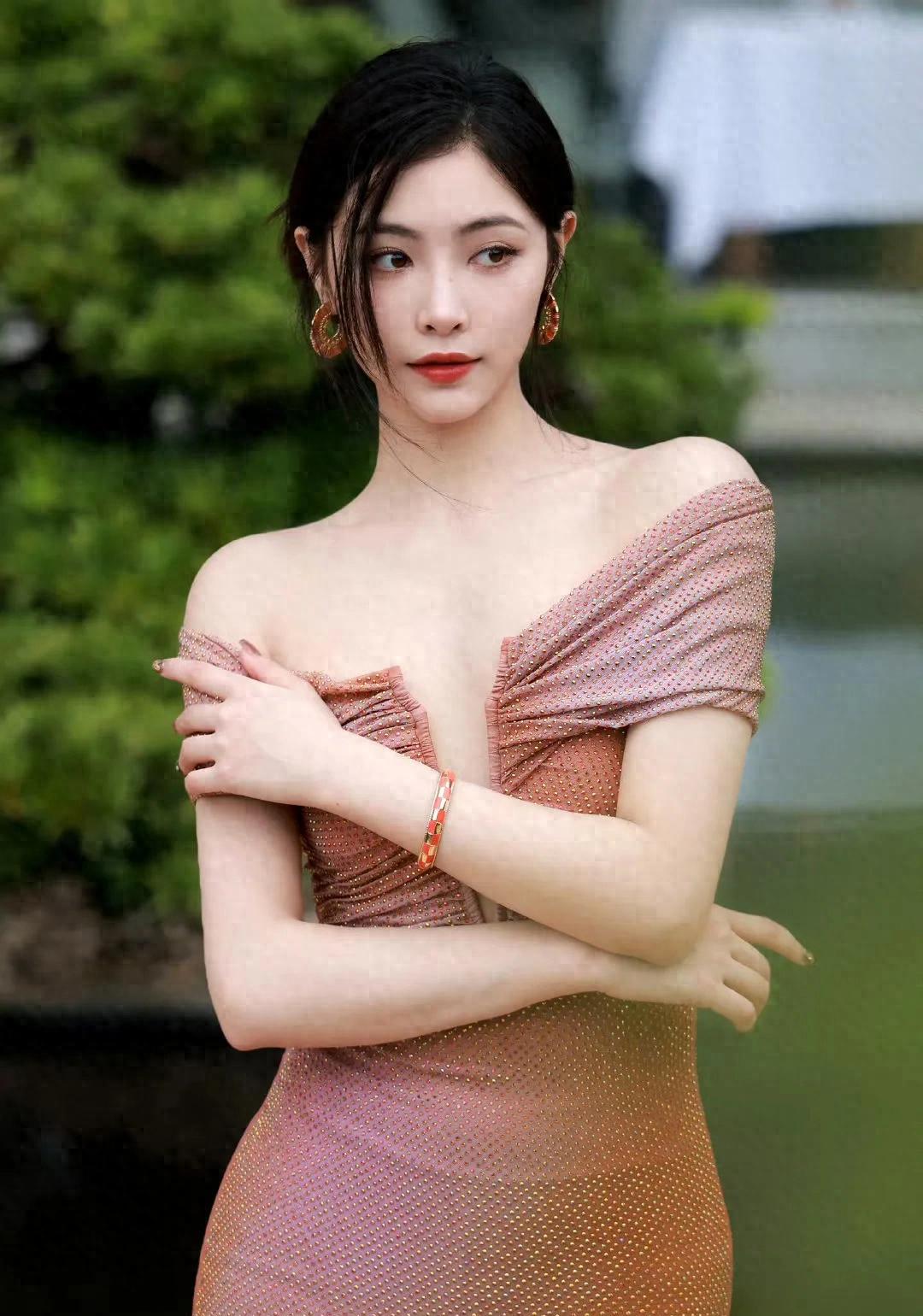 魅力红唇,闪耀礼服,都市时尚女郎