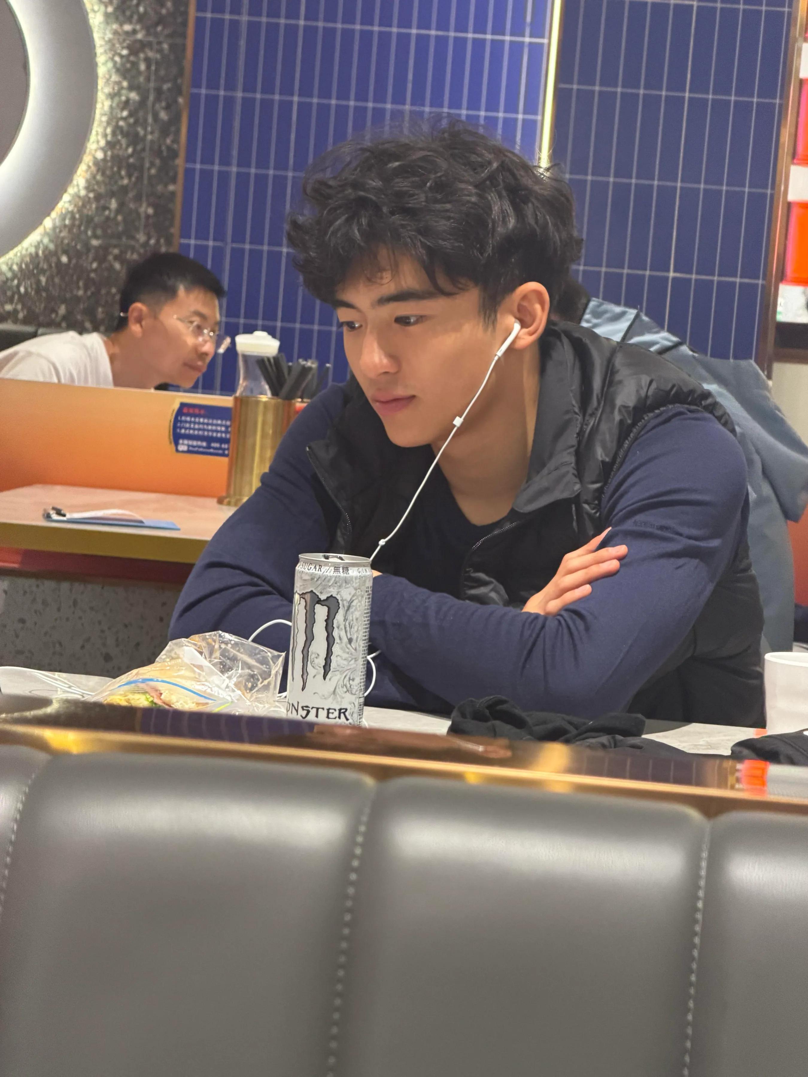 偶遇谢霆锋大儿子在深圳滑雪，18岁Lucas太像爸爸，笑起来好温柔