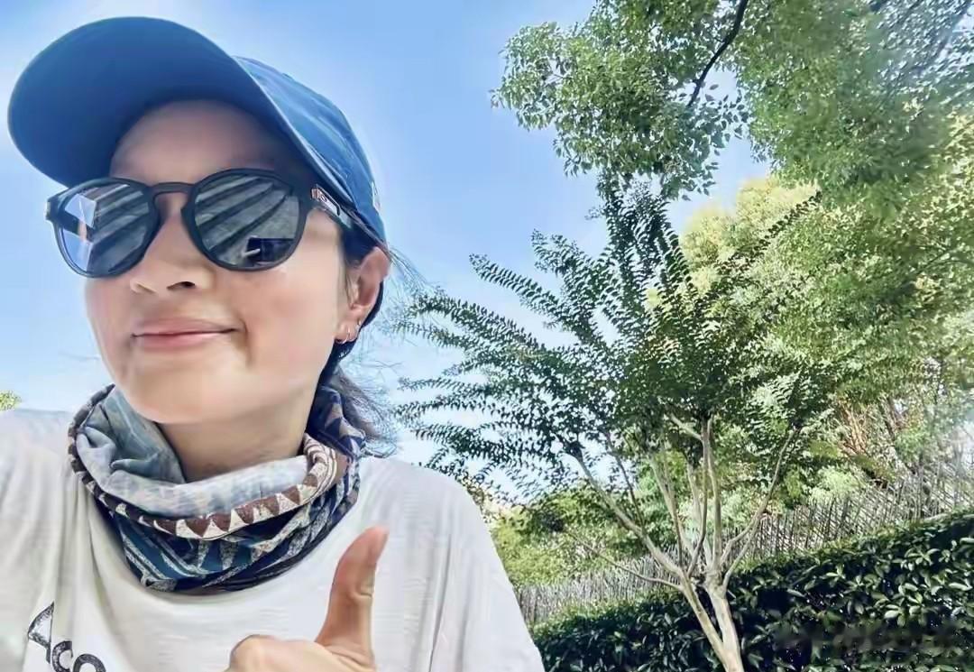 42岁沈佳妮健身照，腰臀比封神，终于懂朱亚文为啥说生理性喜欢